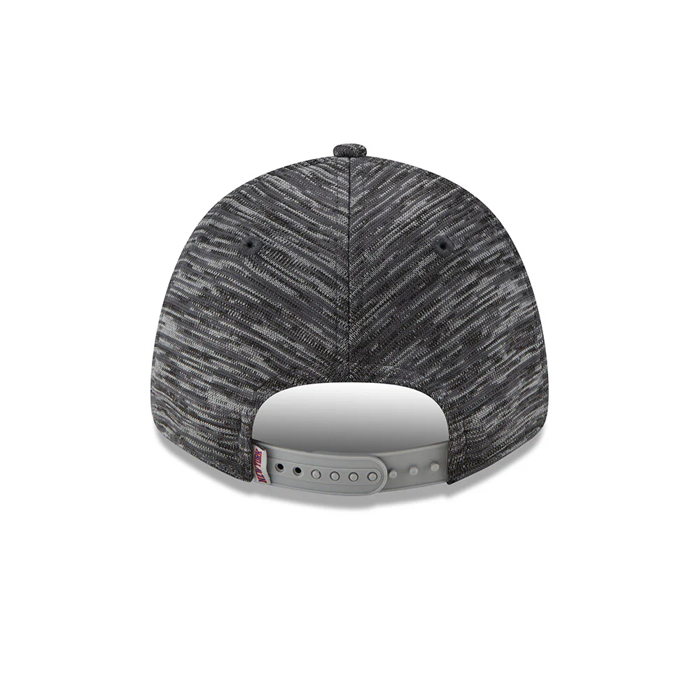 New Era Knicks 9FORTY Tech Adjustable Hat - Image 4