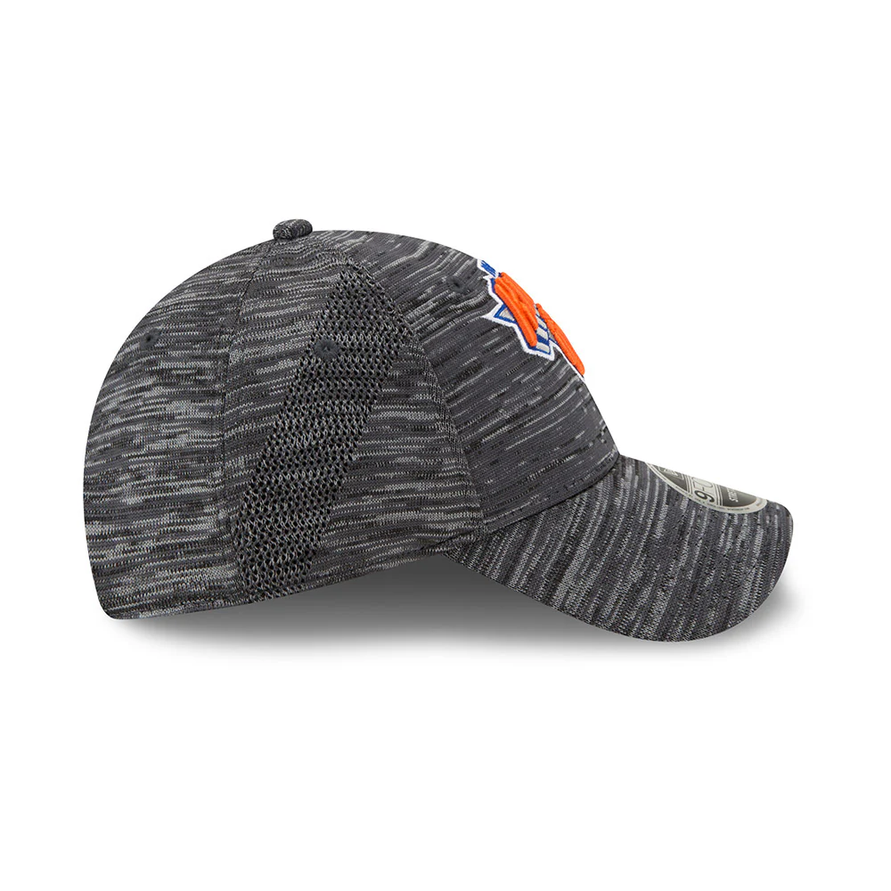 New Era Knicks 9FORTY Tech Adjustable Hat - Image 5