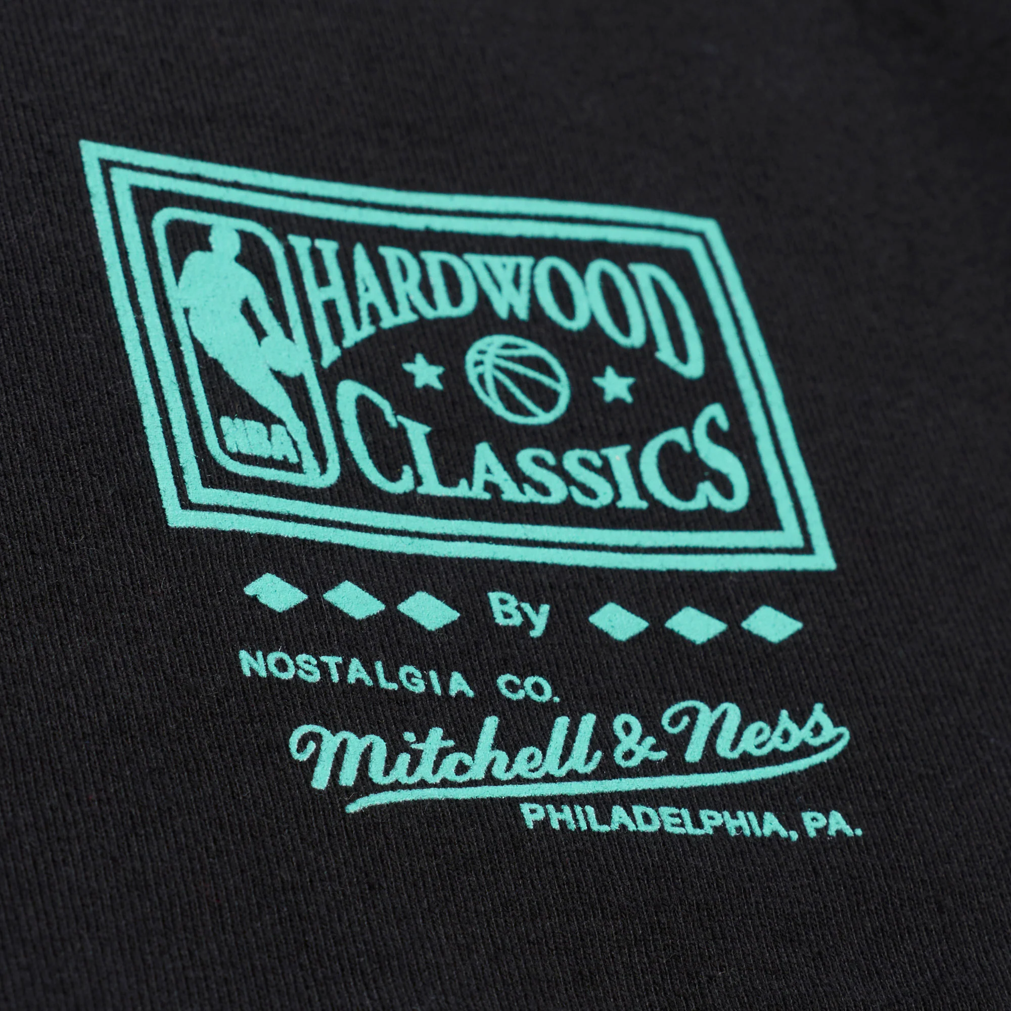 Mitchell & Ness Knicks Patrick Ewing In the City Player Tee - Image 5
